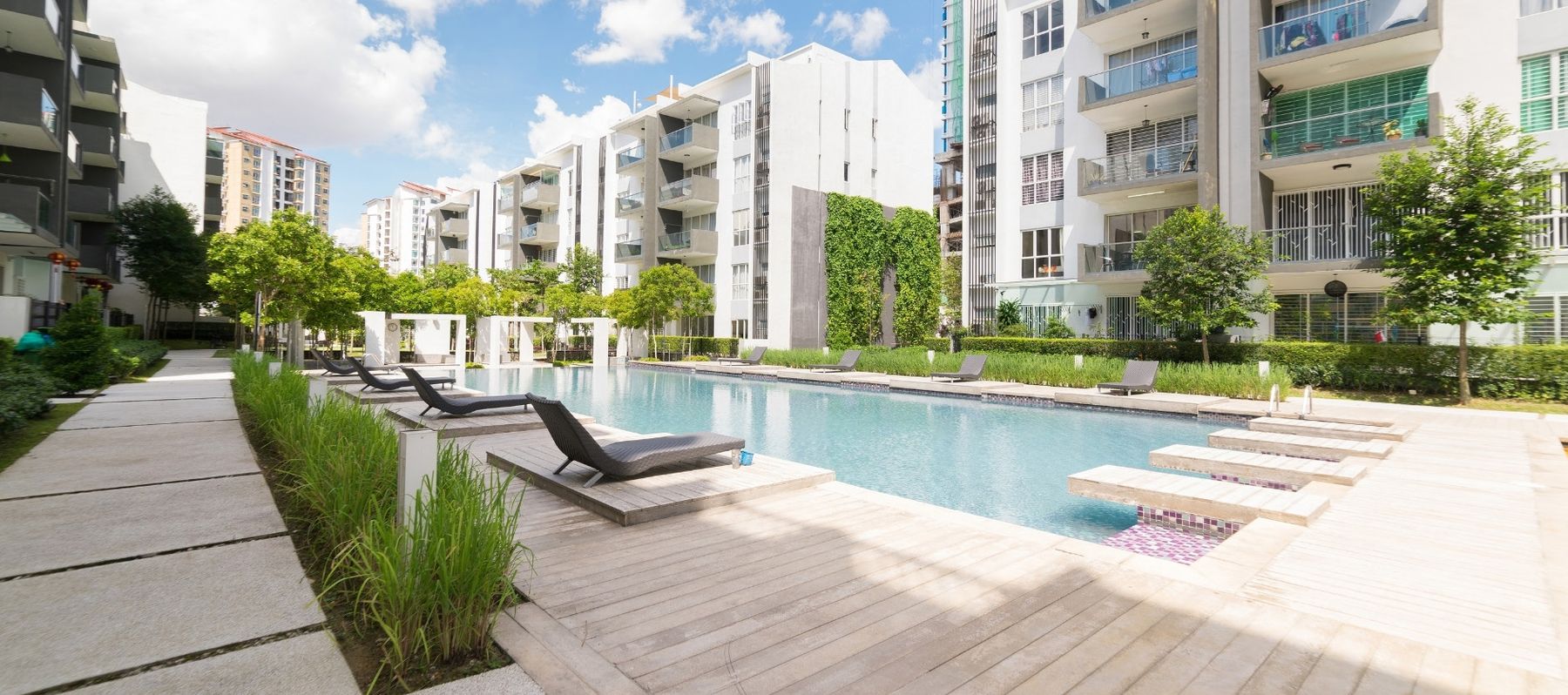 Résidence neuve avec piscine et jardins paysagers