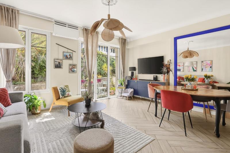 Séjour lumineux d’un appartement 3 pièces rénové à Nice Cimiez