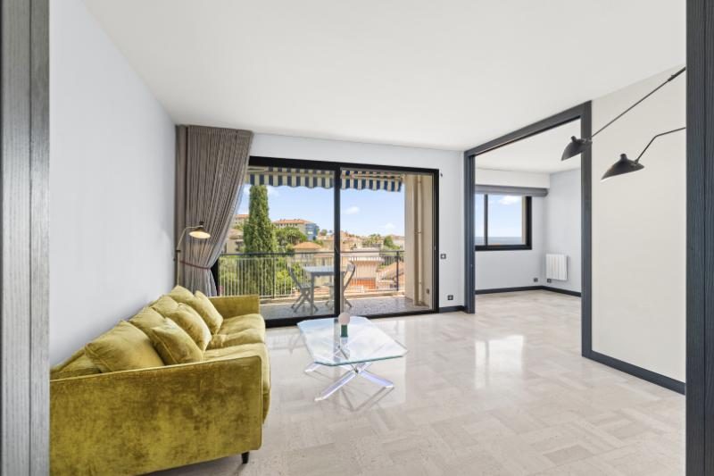 Séjour lumineux d’un appartement 2 pièces meublé à louer à Nice Cimiez