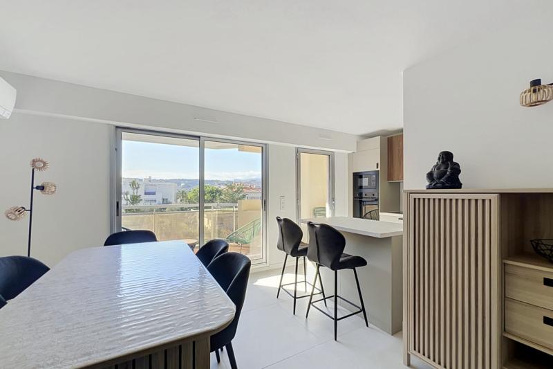 Séjour et cuisine ouverte d’un appartement 3 pièces à louer à Nice Cimiez