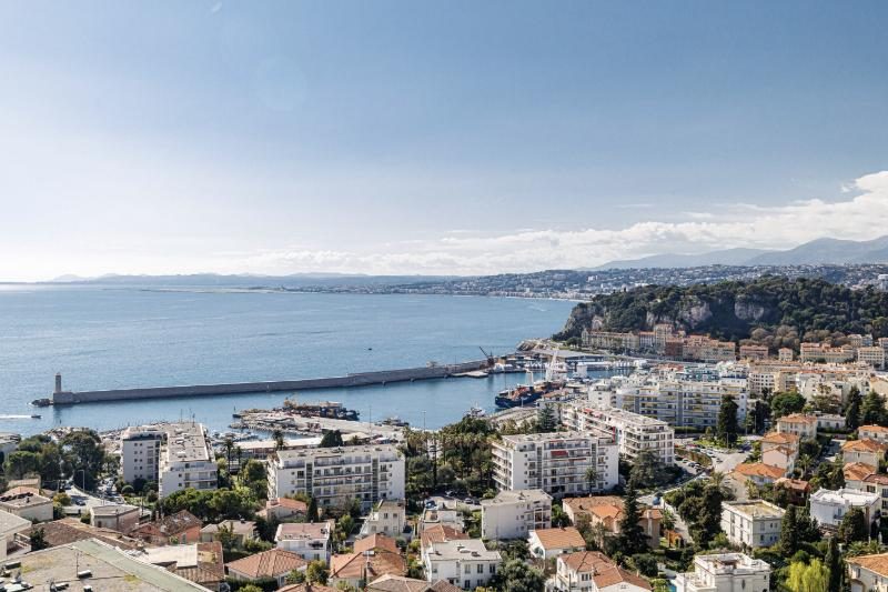 Vue mer panoramique sur le port de Nice depuis un appartement du Mont Boron