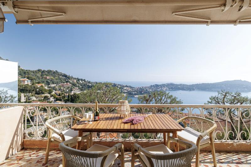 Terrasse avec vue panoramique sur la rade de Villefranche-sur-Mer et le Cap-Ferrat