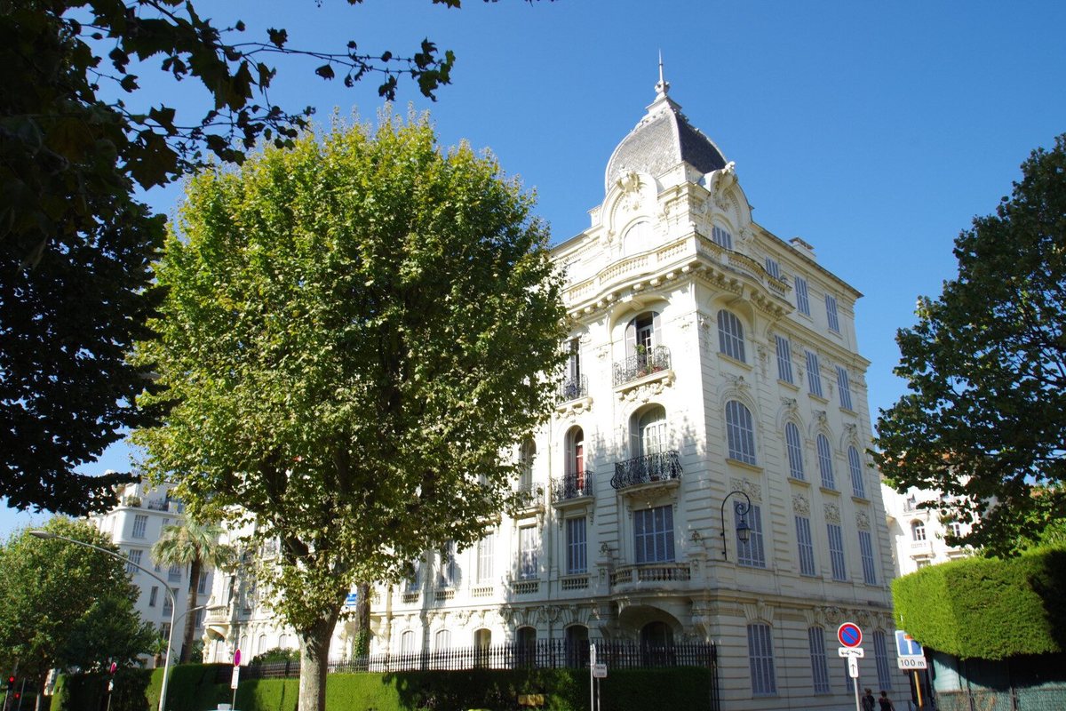 Immeuble Belle Époque à dôme sur la colline de Cimiez à Nice