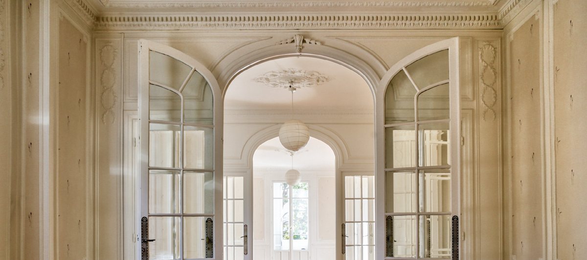 Salon aux portes-fenêtres cintrées dans un appartement Belle Époque de Cimiez