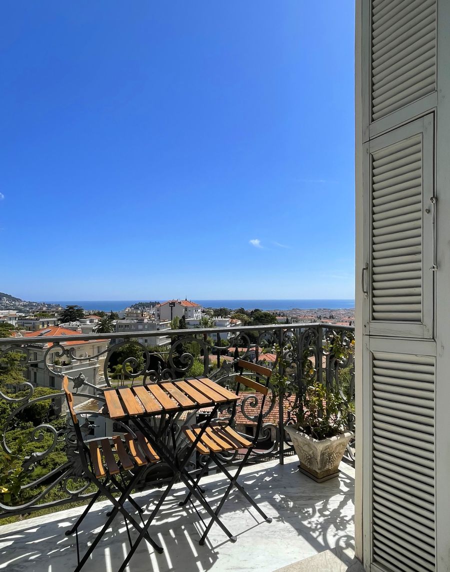 Terrasse avec vue sur la baie, appartement en gestion locative à Nice