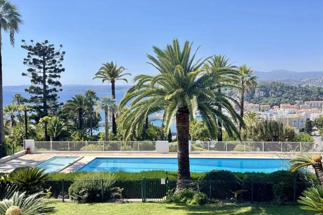 Jardin tropical et piscine face à la baie de Nice